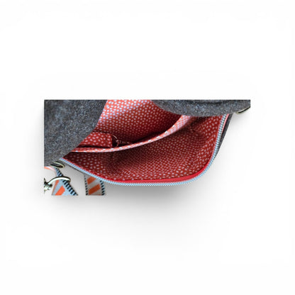 Lodentasche „ A Bag Full of Happiness“ – Handgefertigte Gassitasche aus 100 % Schurwolle