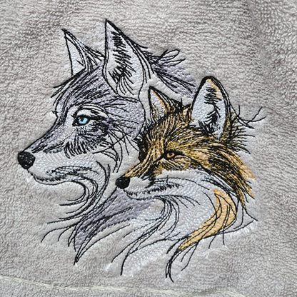 Besticktes Frotteehandtuch „Fuchs & Wolf“